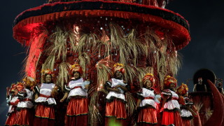 Животът се вихри на карнавала в Бразилия