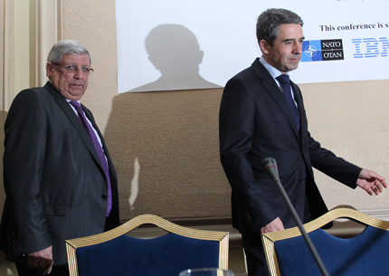 Родните хакери да заработят за НАТО, поиска Плевнелиев