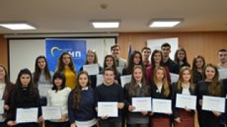 Стотици ученици участват в конкурса "10 години България в ЕС: резултати и предизвикателства"