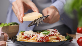 С чаровната си усмивка и изразителната си по италиански персона