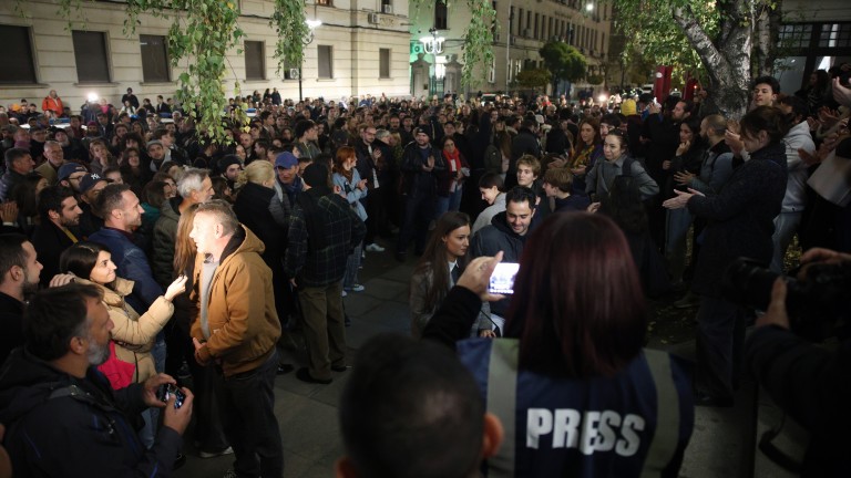 Протестите пред Народния театър приключиха спокойно 