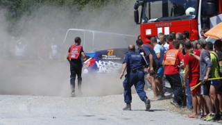 Зрител е ударен от състезателен автомобил с номер 27 Марио