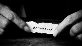 Само половината от хората по света смятат, че живеят в демокрация