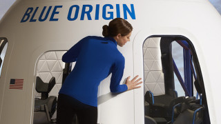 Безос: Blue Origin ще прати първата жена на Луната