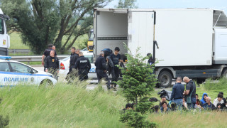 Полицията залови камион със 70 нелегални мигранти на 177 км
