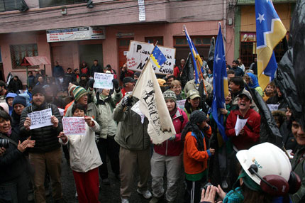 Превозват блокираните в Чили наши полярници 