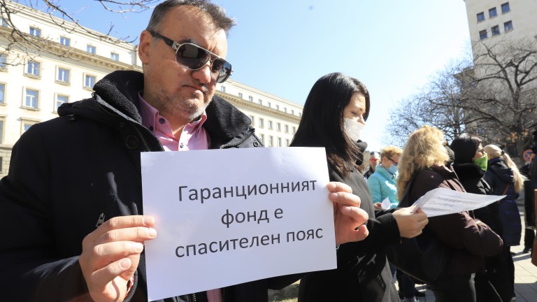 Представители на туристическия бранш протестираха пред сградата на Министерския съвет,