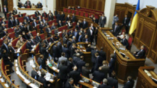 Украинският парламент гласува за спиране на огъня срещу протестиращите