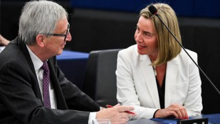 Европейската комисия препоръчва откриване на преговорите за еврочленство с Албания и Македония