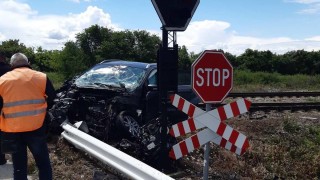Бързият влак Варна София удари лек автомобил на прелез