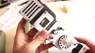 С този смартфон с шайба може да провеждате разговори и да пишете SMS-и