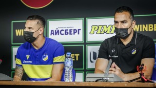 Старши треньорът на кипърския АПОЕЛ Никозия Софронис Августи демонстрира самочувствие