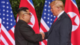  Тръмп и Ким с историческо здрависване 
