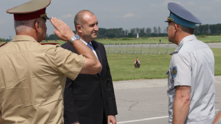 Радев отново съветва правителството да провери, взимаме ли боеспособни F-16