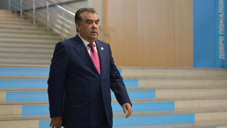 Таджикистан забрани новородените да се кръщават с фамилии с руски окончания