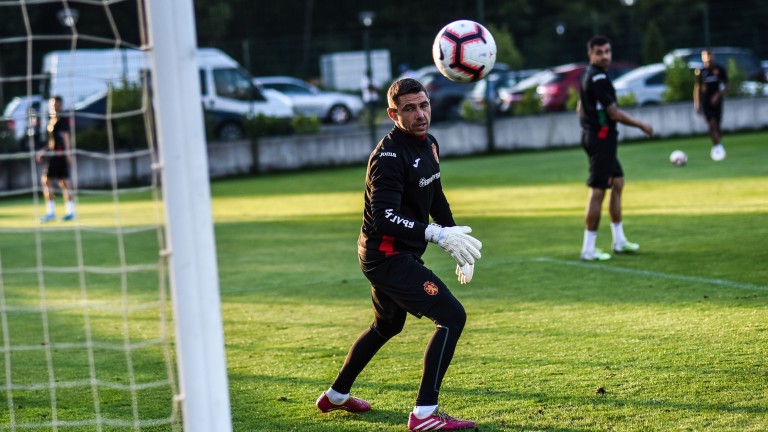 Краси Балъков ще сюрпризира англичаните с 37-годишния вратар на Етър