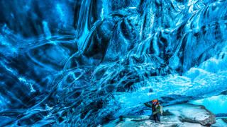 Кристалната пещера в Исландия