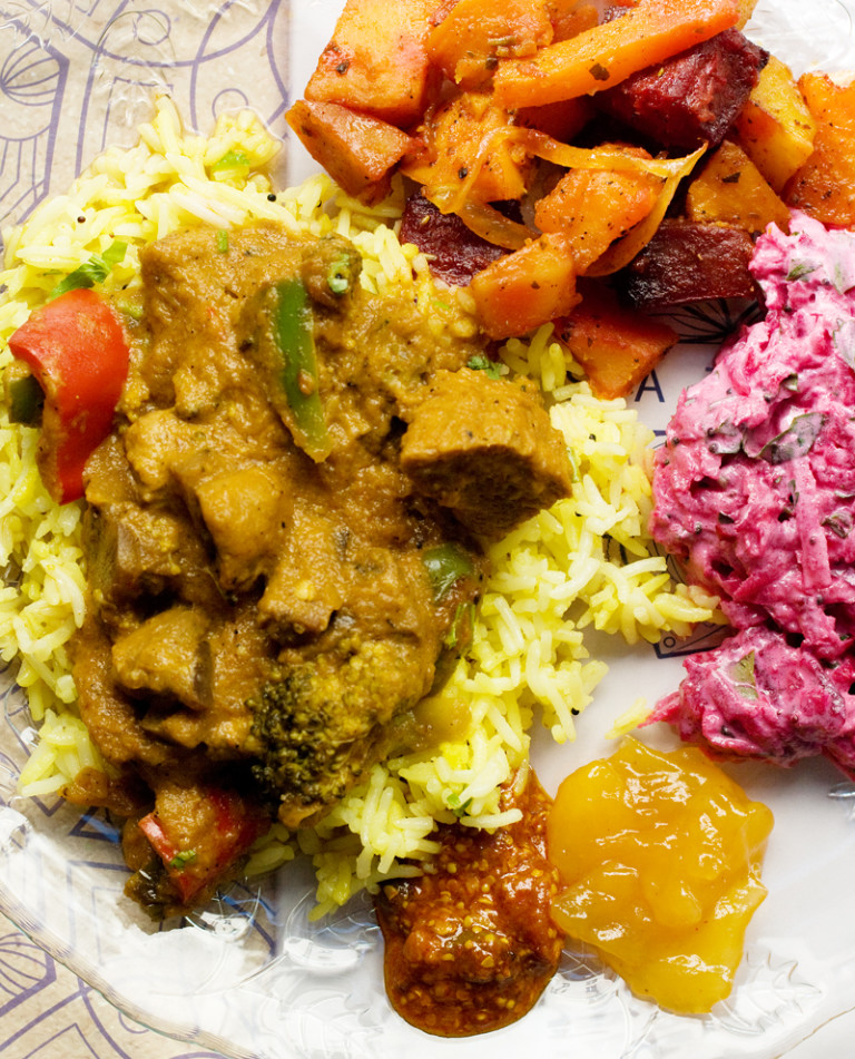 Тика масала със соеви филета и лимонен ориз в добавка пикъл, манго чътни и салата райта с цвекло и черен синап.