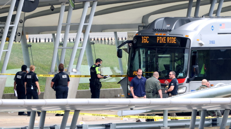 Служител на полицията е загинал при стрелбата край Пентагона