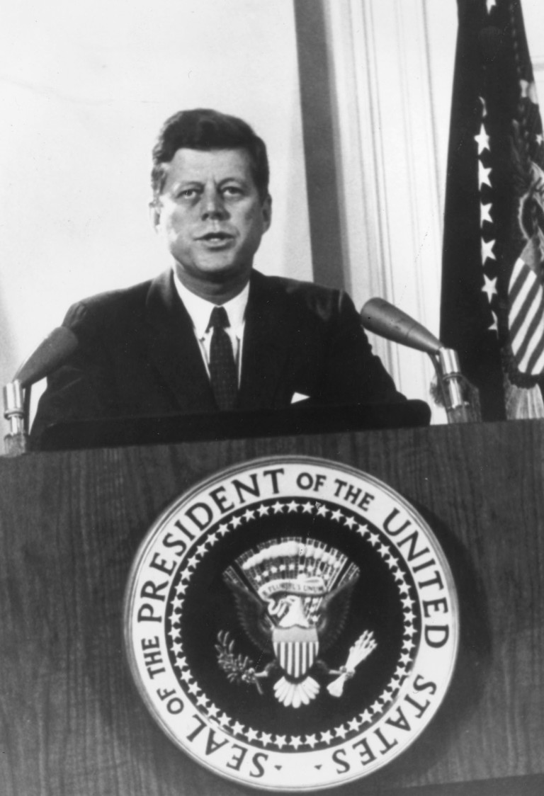 Президентът на САЩ Джон Ф. Кенеди говори по време на телевизионна реч пред нацията за кубинската ракетна криза