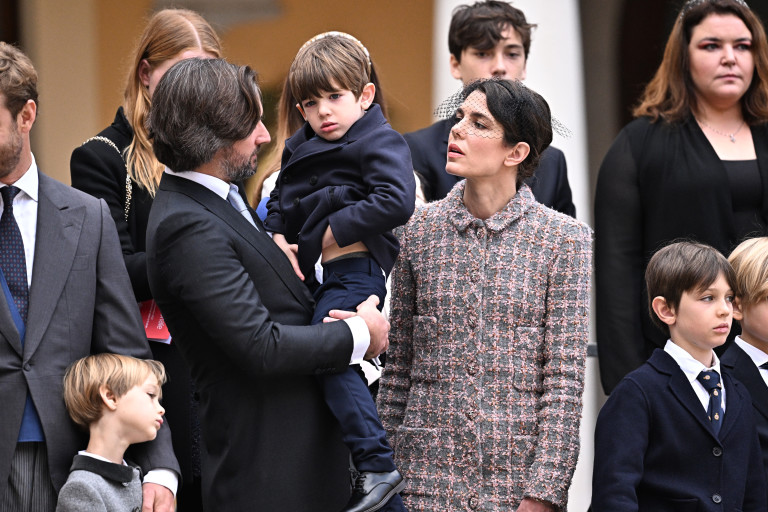 Шарлот със съпруга си и двамата си сина