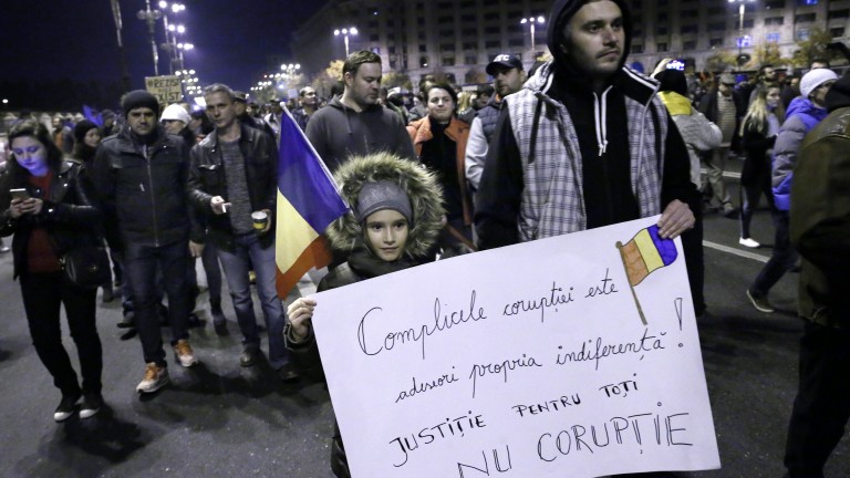 Румънците не се предават: вече месеци наред те излизат на