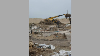 В Слънчев бряг разрушиха незаконни ресторанти и преместваеми обекти