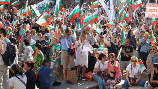 Протест срещу приемането на еврото блокира центъра на София Под