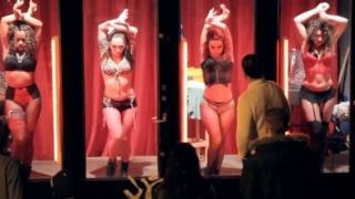 Леките жени могат и това! (ВИДЕО)