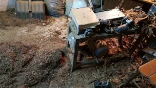 Митнически служители разкриха нелегален цех за производство на тютюн за