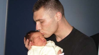 Скандалният Орлинов гушна дъщеричка