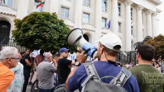 Няма ден без нов скандален повод да се убедим че