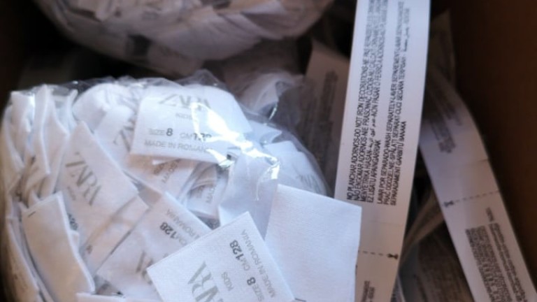 Митничари задържаха 13 003 контрабандни етикети за дрехи, върху 3852