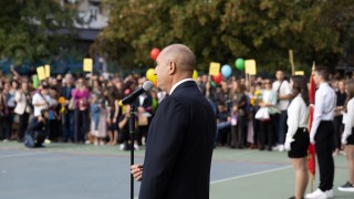 Радев призова учениците да не се огъват, а да използват мечтите си за трамплин