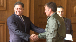 Ненчев се пошегува със Сидеров след награждаване на военнослужещи