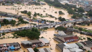 Югоизточна Азия се бори с тежки наводнения - десетки загинали в Тайланд и Индонезия