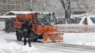 Снегът затруднява движението в София