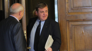 Министърът на отбраната Красимир Каракачанов разкри пред военната комисия в