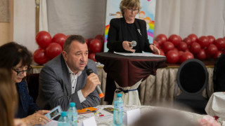 Софийската детска градина Алиса награди шефа на Пирогов Валентин Димитров с