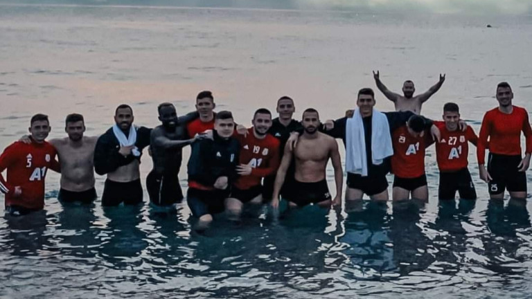 Футболистите на ЦСКА влязоха в морето след днешната следобедна тренировка.