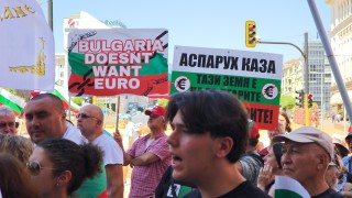 Протест пред парламнта, искат да блокират депутатите вътре