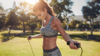 Скачането на въже може да изглежда като спорт за ученички