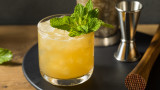 Коктейл Whiskey Smash с бърбън, рецептата и кое го прави по-свеж от оригинала Mint Julep