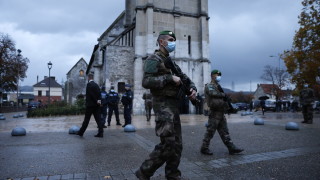 Полицията във Франция тършува в десетки джамии, обвинени в радикализация