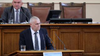 Икономическият министър Емил Караниколов дойде в Народното събрание да се