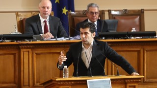 ГЕРБ и ПП кръстосаха шпаги за задкулисието, бюлетината и за "една ръкохватка на стълбище"