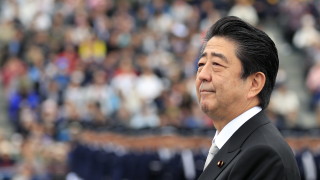 Премиерът на Япония е на посещение в Китай