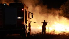Пожари изпепелиха десет вили, три къщи, гора и ниви в Бургаско