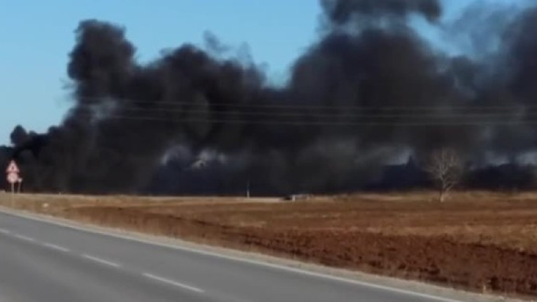 Пожар пречи на видимостта при 46 км на АМ "Тракия"