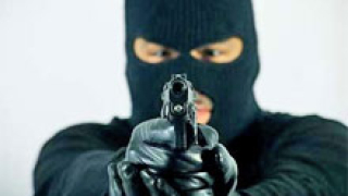 Въоръжен мъж взе заложници в банка в Сибир